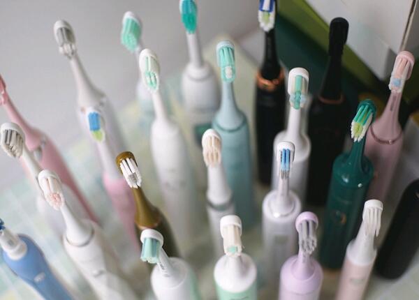 便宜的兒童電動牙刷能用嗎？看完這篇文章，你準不敢用低價電動牙刷