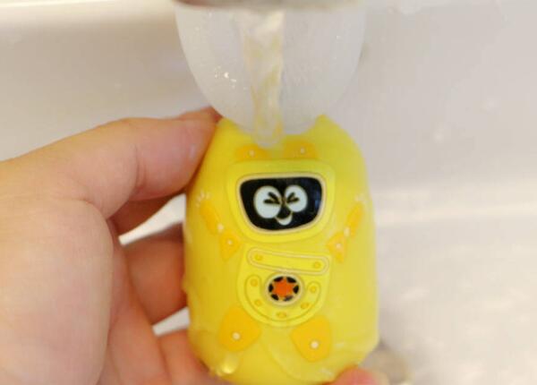 兒童用u型電動牙刷安全嗎？牙醫居然這樣建議