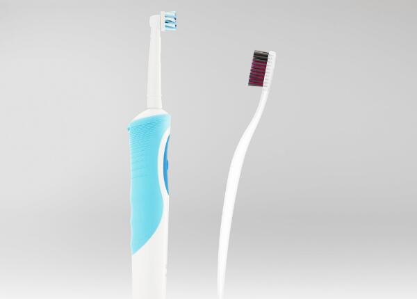 電動(dòng)牙刷和手動(dòng)牙刷 電動(dòng)牙刷和手動(dòng)牙刷哪種刷得更干凈