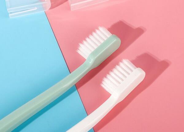 成人用哪種類型的牙刷好？探尋適合您的牙齒保健伴侶！