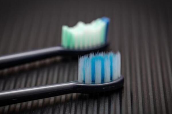 電動牙刷頭炸毛正常嗎 電動牙刷頭炸毛